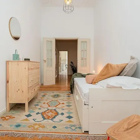Explore Vibrant Near Arroios Lisbona