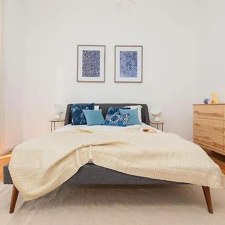 Explore Vibrant Near Arroios Apartamento Lisboa